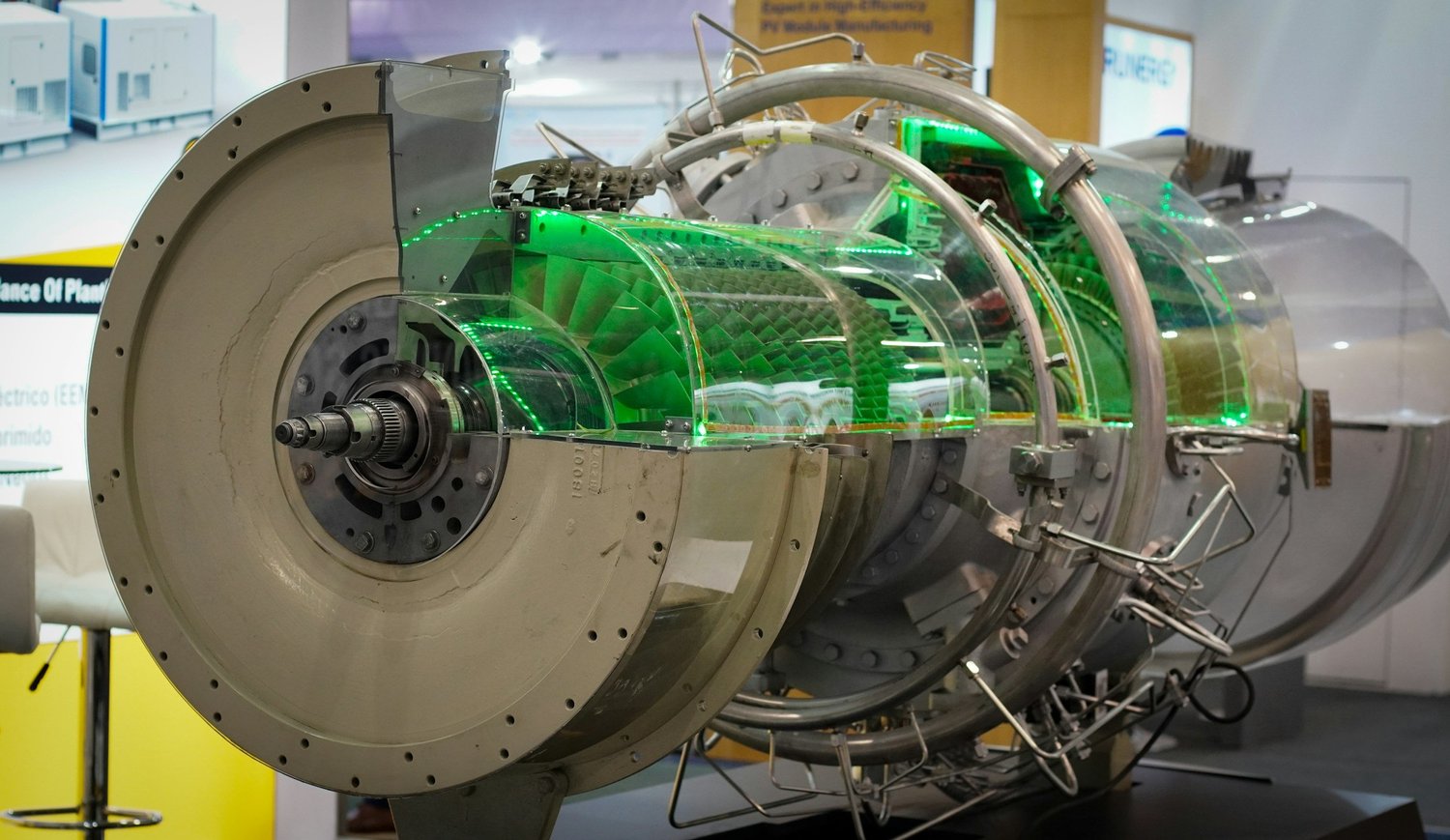 Aufgeschnittenes Turbinenmodell mit sichtbarem Rotor und Innenmechanik